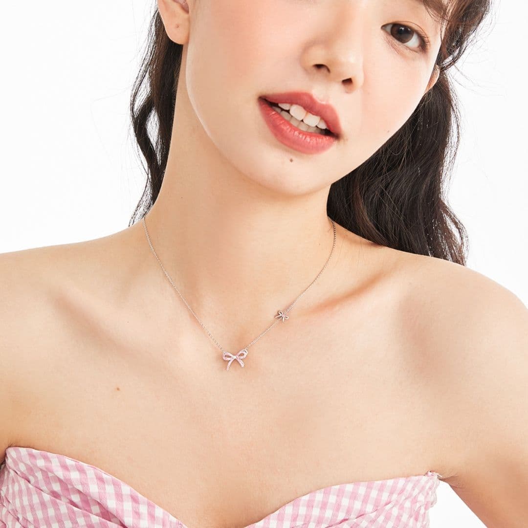 キラキラ輝く可愛いリボンモチーフネックレス