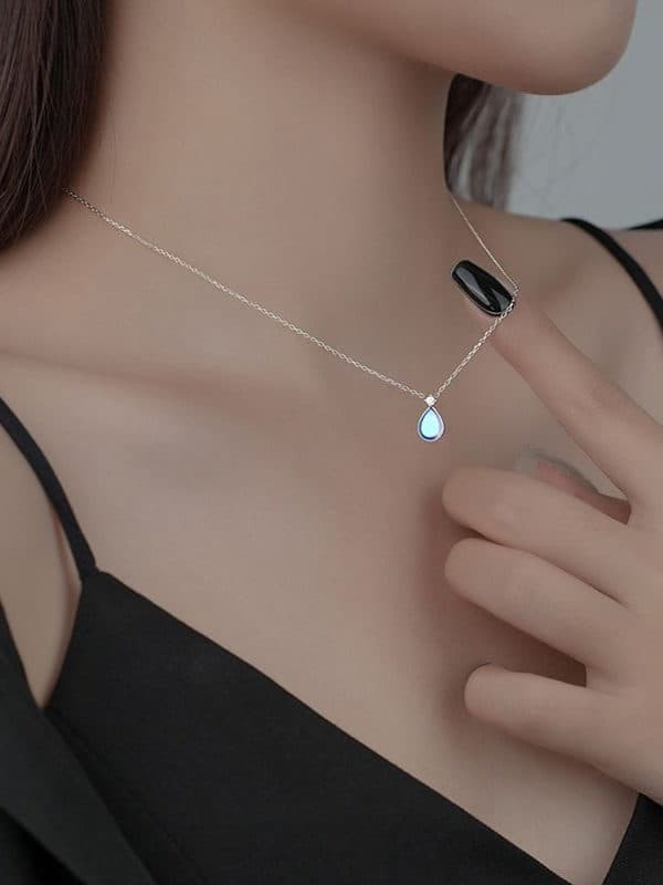 しずくの輝きのミニマルペンダント