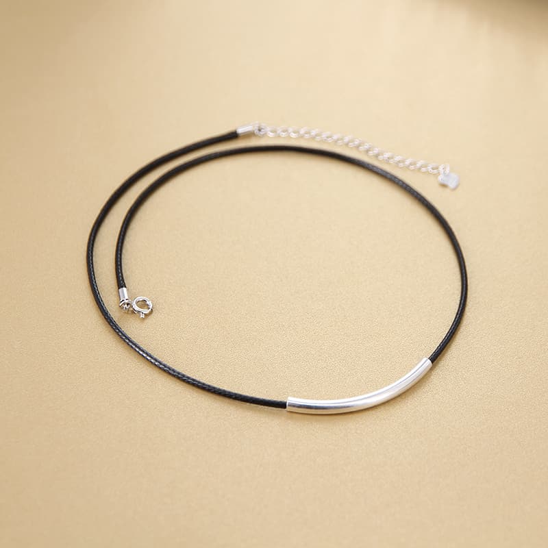 シルバーチューブアクセント革紐ネックレス