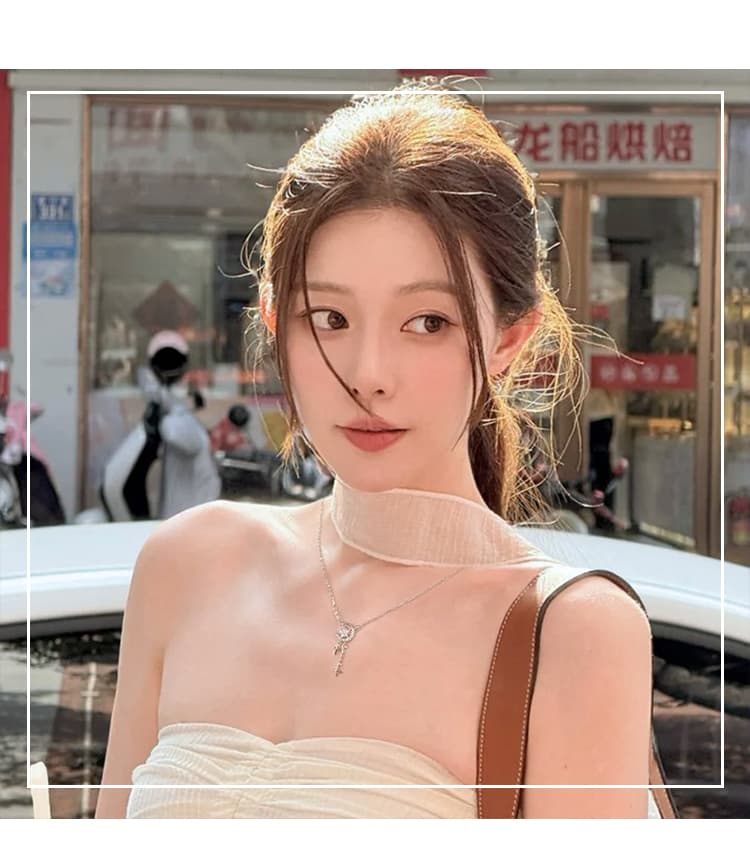 三日月と星の揺れるチェーンペンダント
