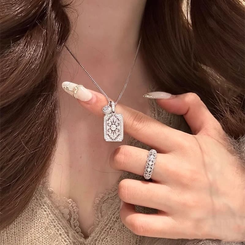 花模様のプレートペンダント