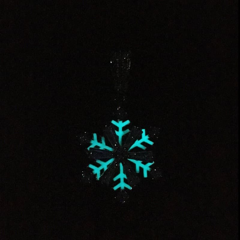 ゴールド雪の結晶ペンダントネックレス